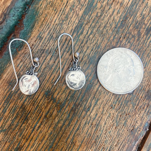 Sterling silver ornate cross circle earrings - Picture 5 of 8